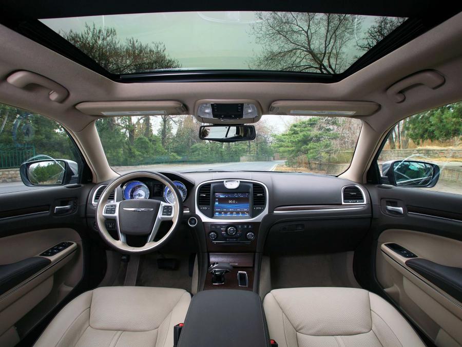  Chrysler 300C 2012 года  (фото 12 из 16)